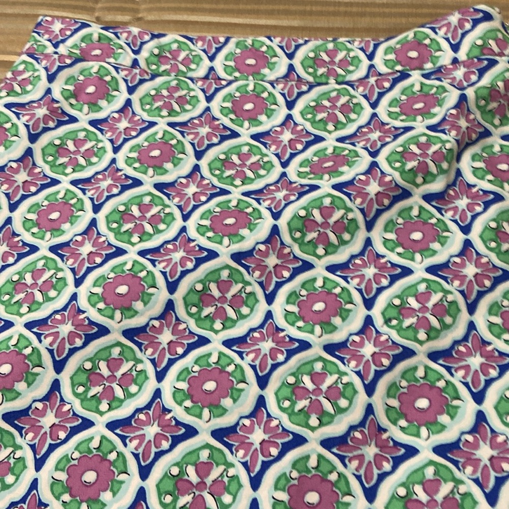 Talbots skirt size 6. Min straight!! Colors of navy , green and purple.
